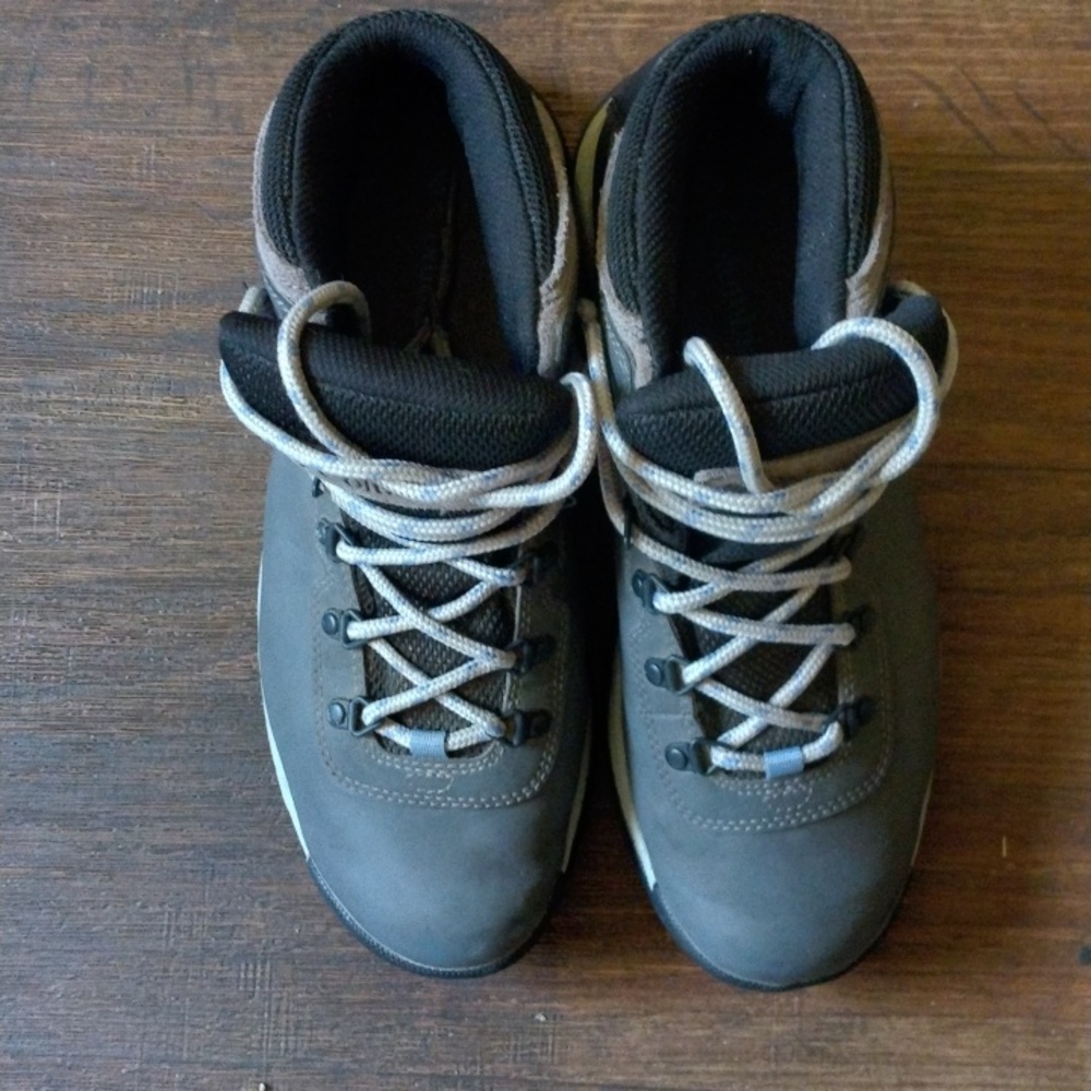 Men's Grey Columbia Hiking Shoes Size 9.5 in Great Condition. Will Accept Offer.